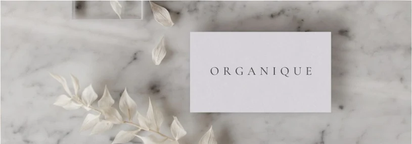ORGANIQUEの繊細な大文字ロゴ